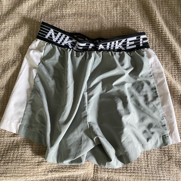 Athletic Nike pro shorts - Picture 2 of 3